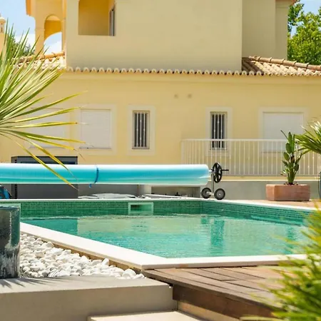 Villa Villa close to Meia Beach pool
