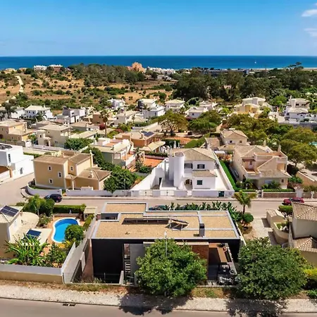 Villa close to Meia Beach pool *